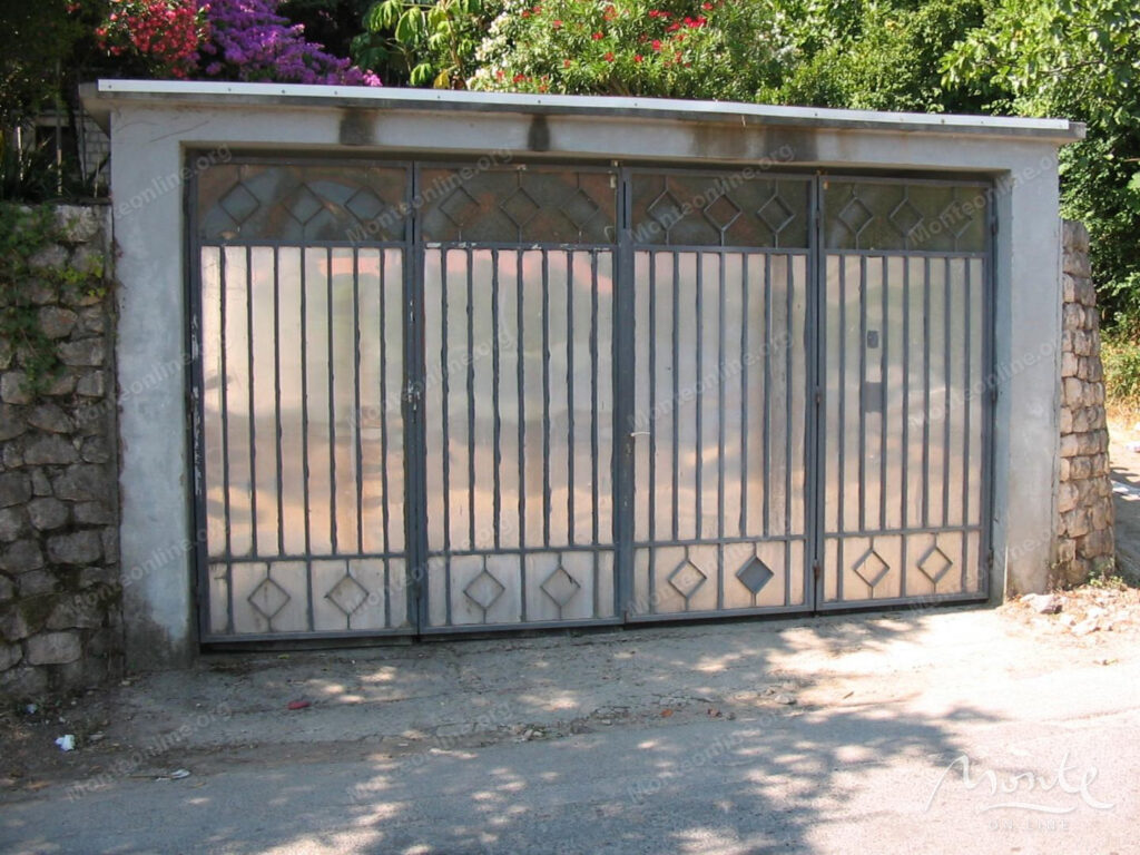 dom v 30 metrah ot morya s garazhom v stolive kotor 19