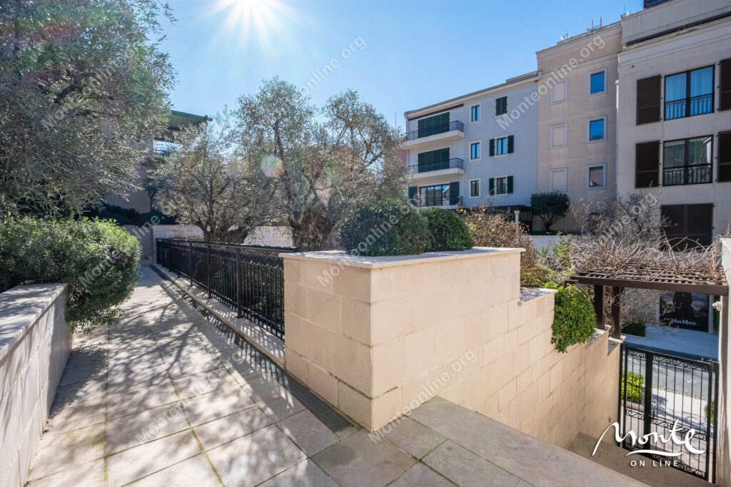 elitnyj dvuhurovnevyj apartament v serdcze porto montenegro tivat 31