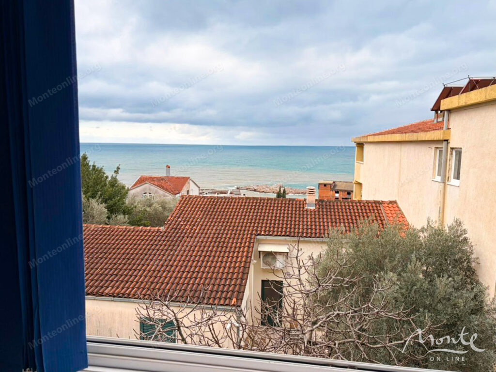 Квартира с 1 спальней в Свети-Стефане с видом на море