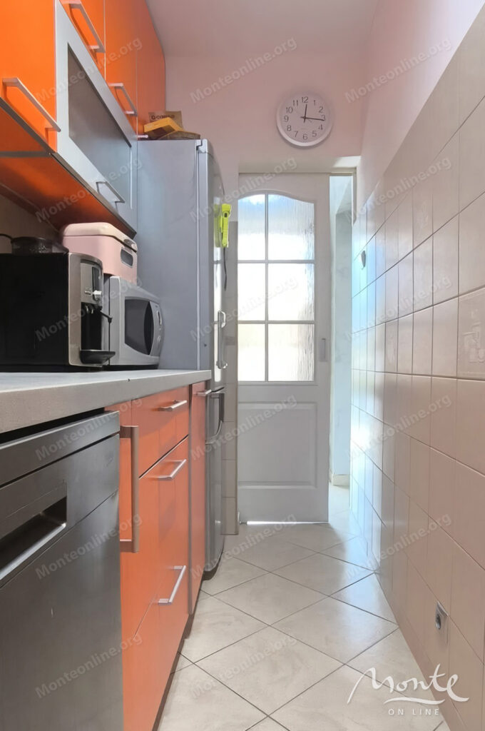 kvartira s 2 spalnyami na pervoj linii v dobrote 13