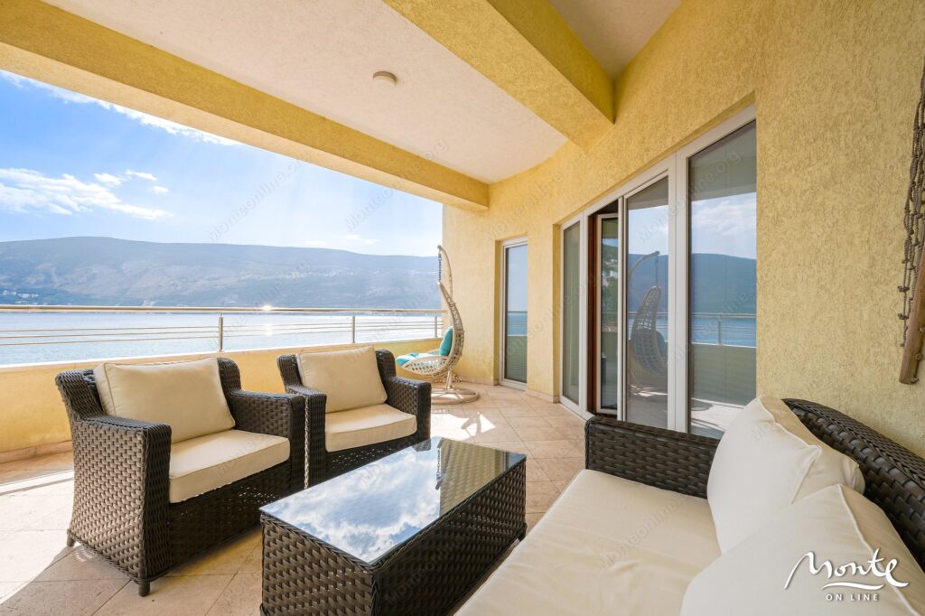 kvartira s 4 spalnyami na pervoj linii u morya v igalo herczeg novi ap1 01