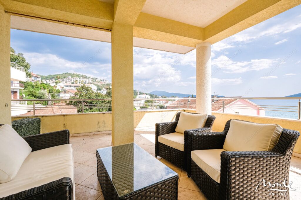 kvartira s 4 spalnyami na pervoj linii u morya v igalo herczeg novi ap1 03