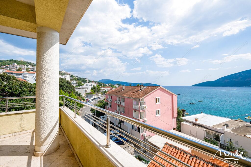 kvartira s 4 spalnyami na pervoj linii u morya v igalo herczeg novi ap1 05