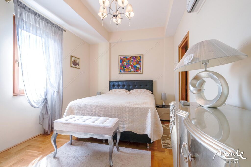 kvartira s 4 spalnyami na pervoj linii u morya v igalo herczeg novi ap1 08