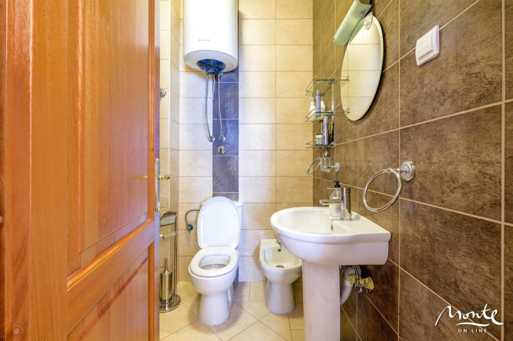 kvartira s 4 spalnyami na pervoj linii u morya v igalo herczeg novi ap1 10