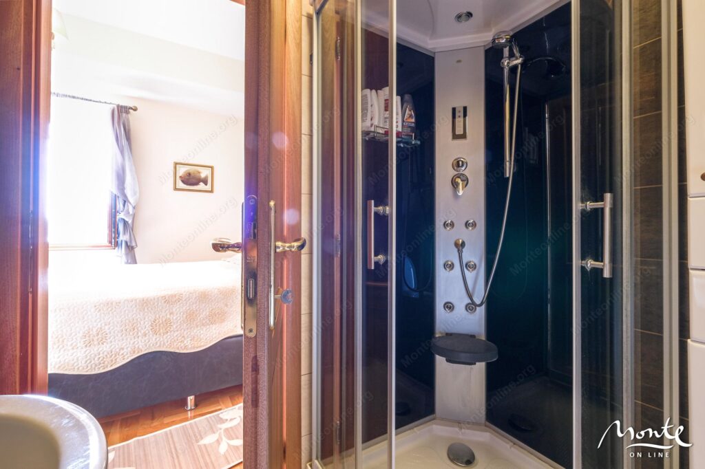 kvartira s 4 spalnyami na pervoj linii u morya v igalo herczeg novi ap1 11