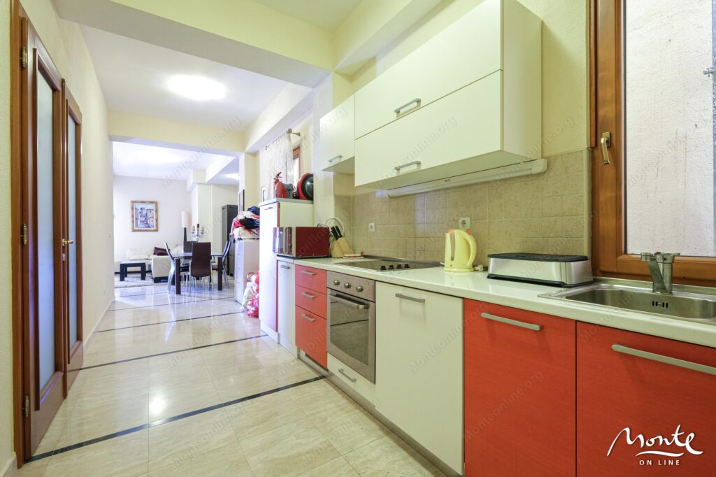 kvartira s 4 spalnyami na pervoj linii u morya v igalo herczeg novi ap1 19