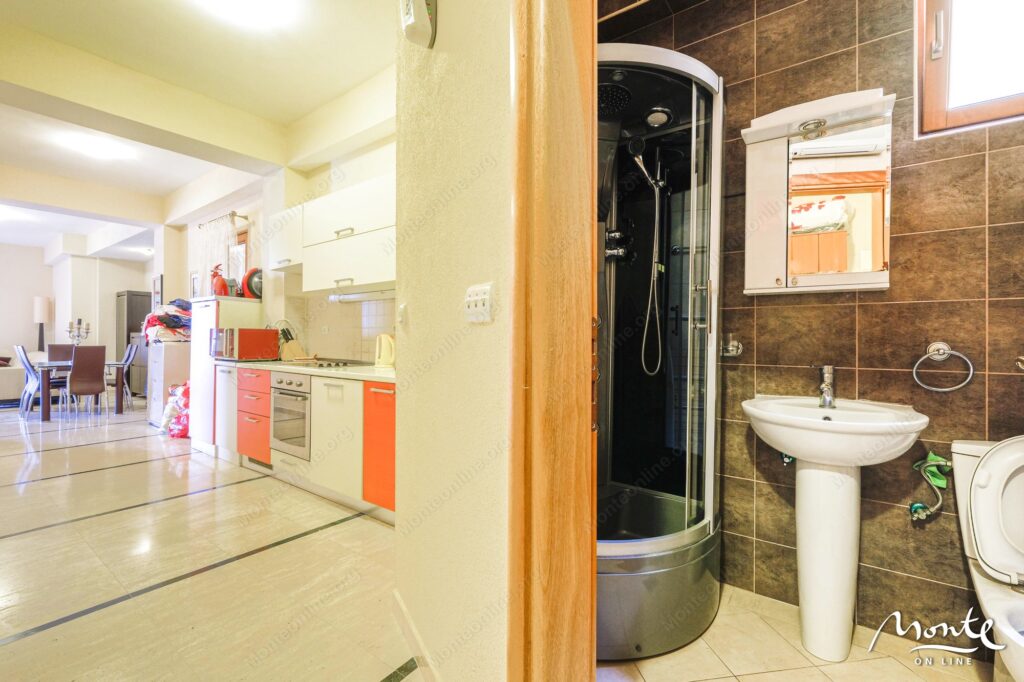 kvartira s 4 spalnyami na pervoj linii u morya v igalo herczeg novi ap1 20