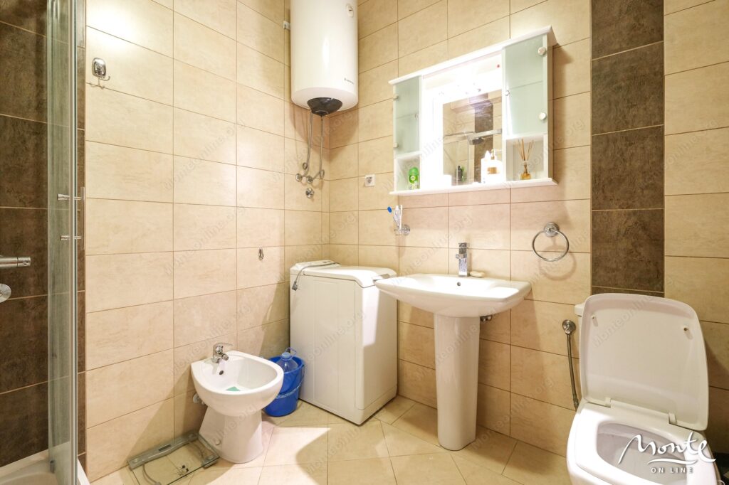 kvartira s 4 spalnyami na pervoj linii u morya v igalo herczeg novi ap2 02