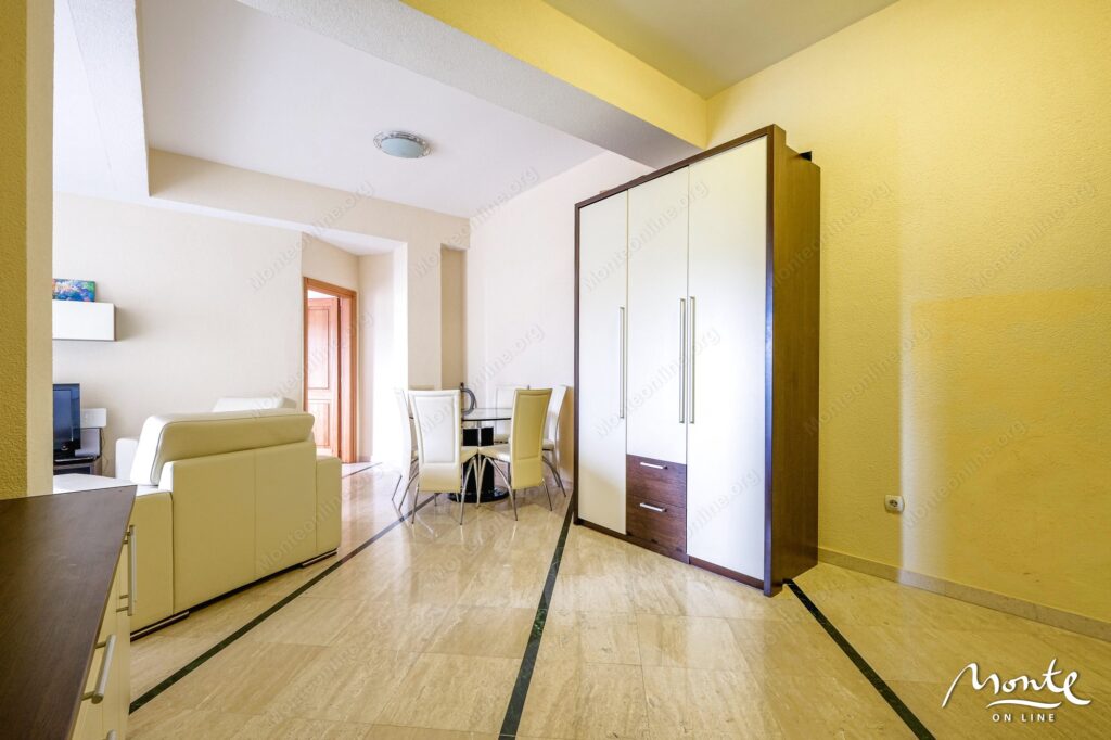 kvartira s 4 spalnyami na pervoj linii u morya v igalo herczeg novi ap2 03