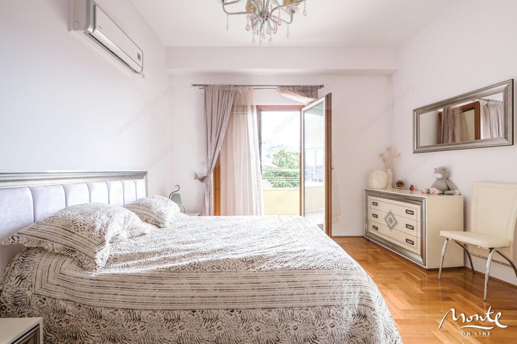 kvartira s 4 spalnyami na pervoj linii u morya v igalo herczeg novi ap2 15