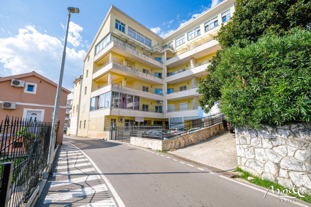 kvartira s 4 spalnyami na pervoj linii u morya v igalo herczeg novi ap2 19