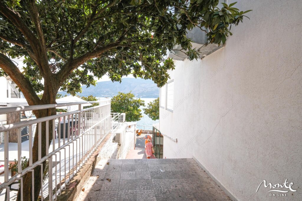 kvartira s 4 spalnyami na pervoj linii u morya v igalo herczeg novi ap2 21