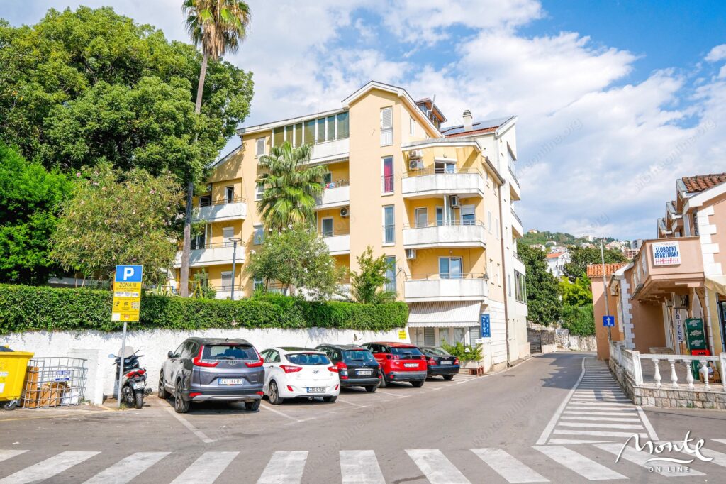 kvartira s 4 spalnyami na pervoj linii u morya v igalo herczeg novi ap2 28