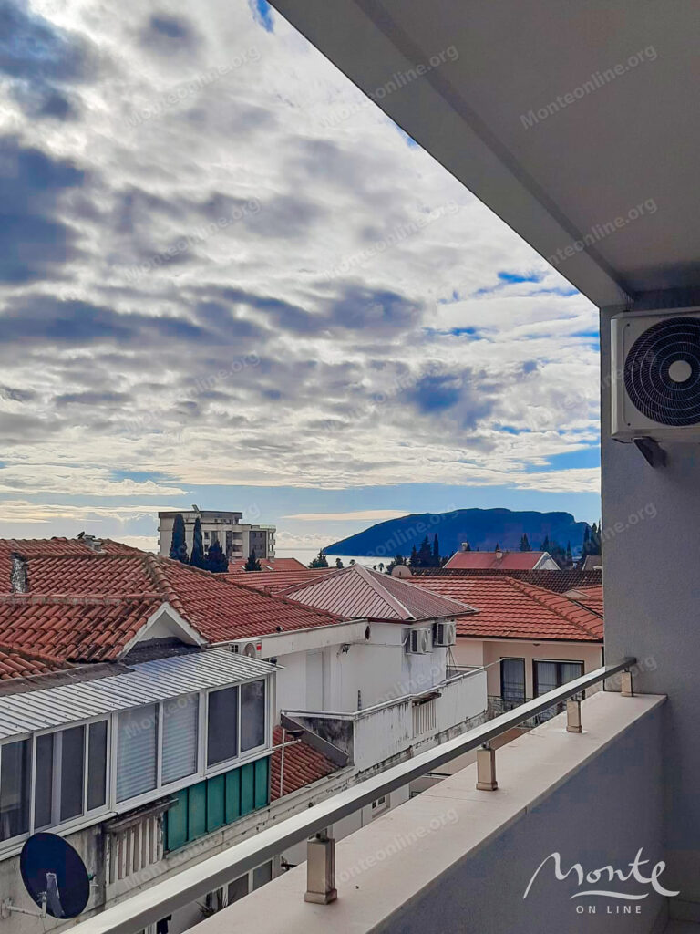 meblirovannaya kvartira s 1 spalnej i vidom na more v budve 01