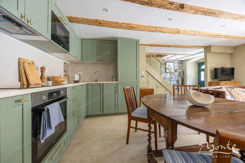 otrestavrirovannyj kamennyj dom s vidom na more v dzhurichi kotorskij zaliv 03