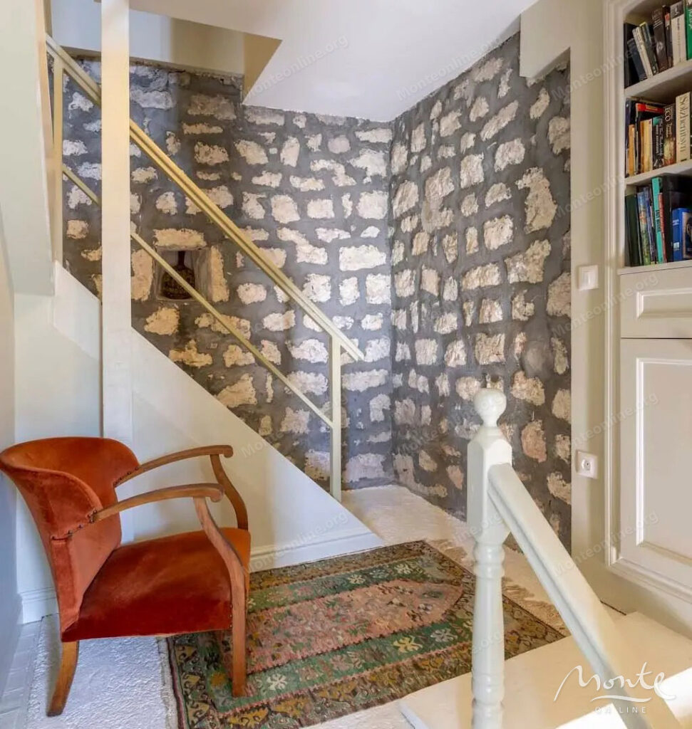 otrestavrirovannyj kamennyj dom s vidom na more v dzhurichi kotorskij zaliv 09