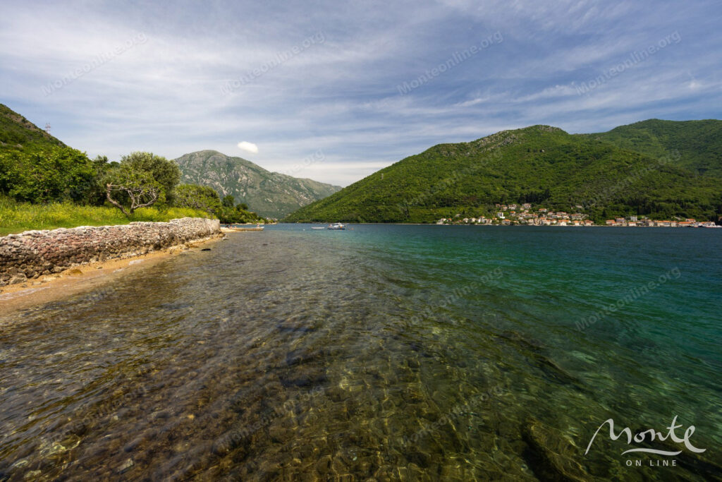 otrestavrirovannyj kamennyj dom s vidom na more v dzhurichi kotorskij zaliv 22