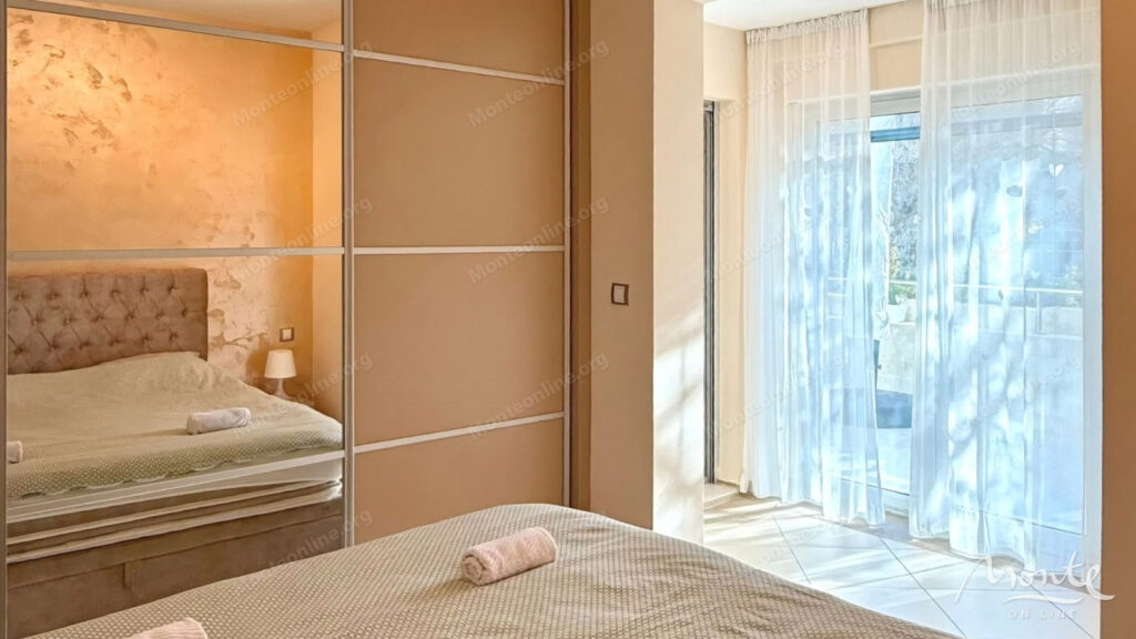 prostornaya kvartira s 1 spalnej v komplekse s bassejnom v dobrote 09