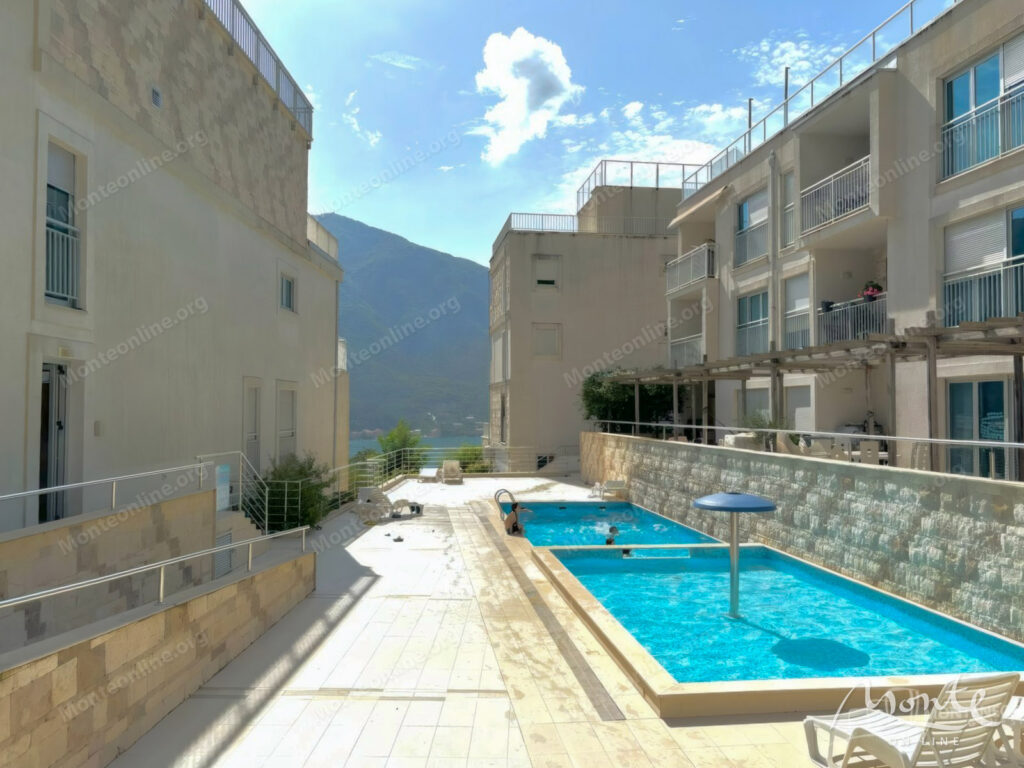 prostornaya kvartira s 1 spalnej v komplekse s bassejnom v dobrote 16