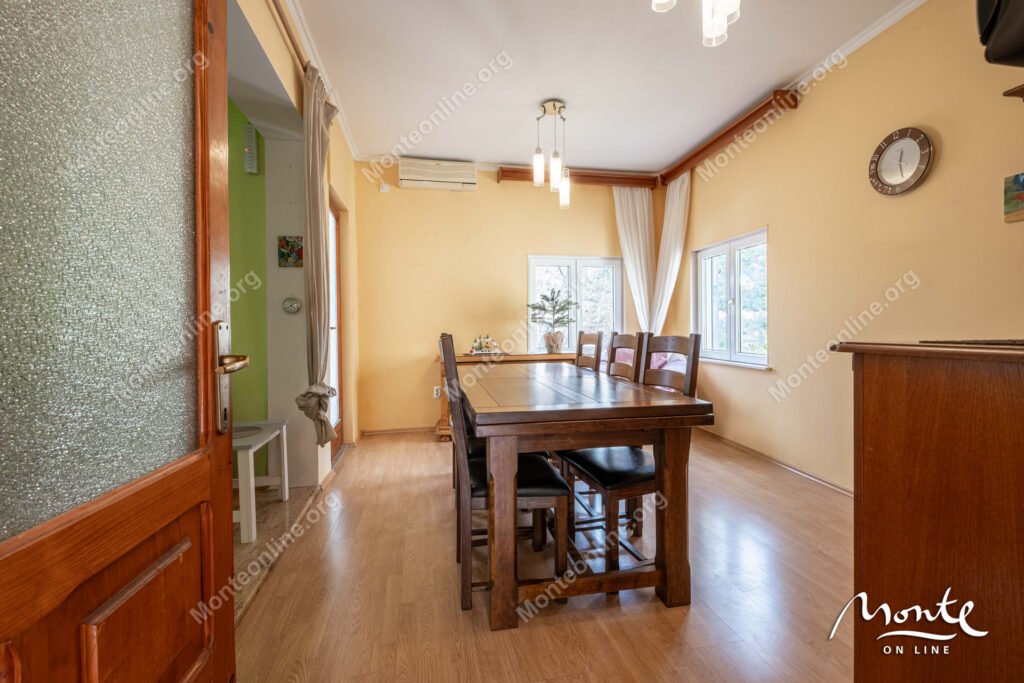 prostornaya kvartira s 2 spalnyami i vidom na gory v herczeg novi 04