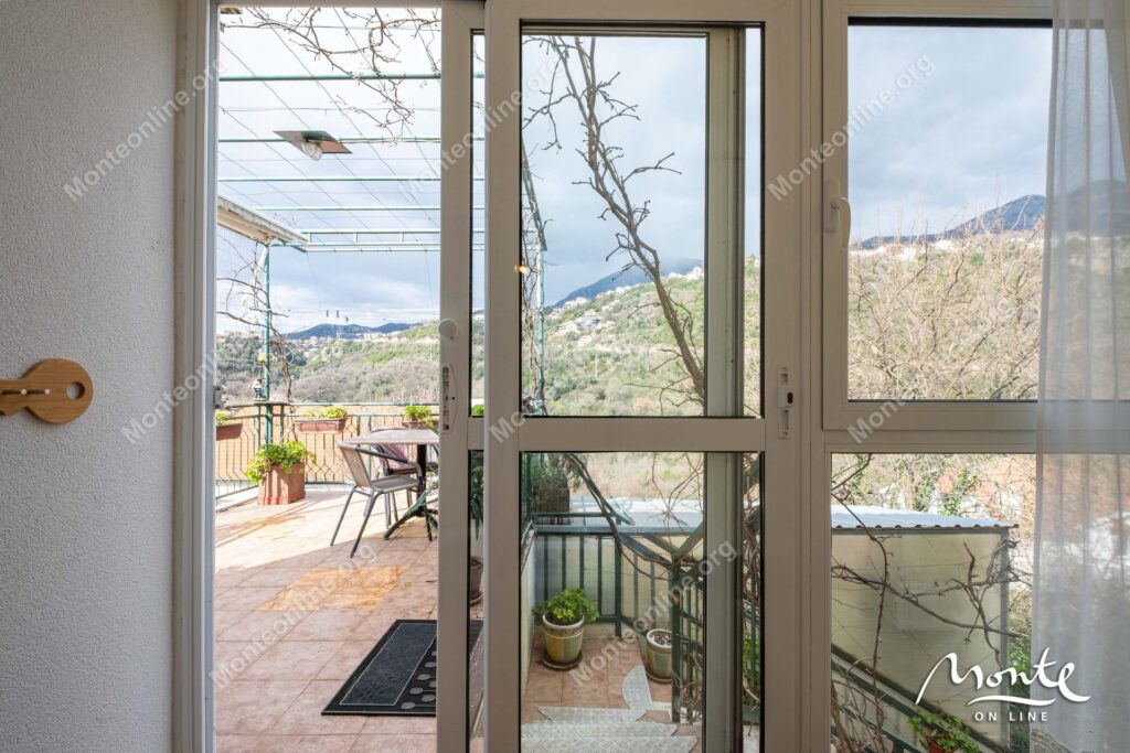 prostornaya kvartira s 2 spalnyami i vidom na gory v herczeg novi 15