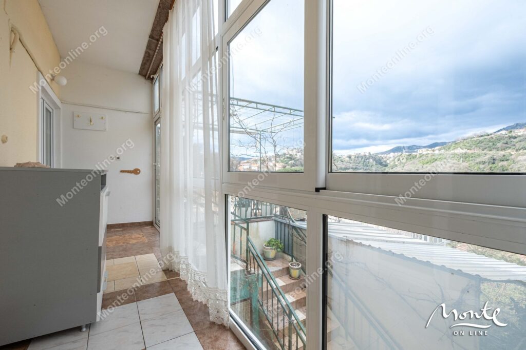 prostornaya kvartira s 2 spalnyami i vidom na gory v herczeg novi 16