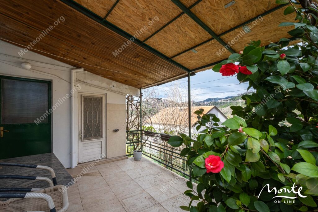 prostornaya kvartira s 2 spalnyami i vidom na gory v herczeg novi 17