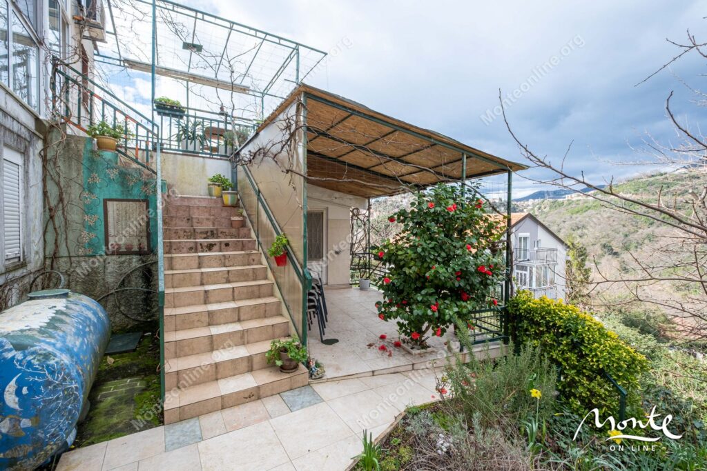 prostornaya kvartira s 2 spalnyami i vidom na gory v herczeg novi 21