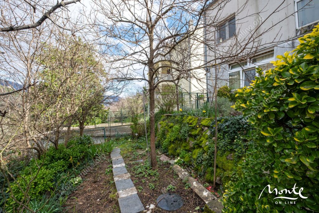 prostornaya kvartira s 2 spalnyami i vidom na gory v herczeg novi 23