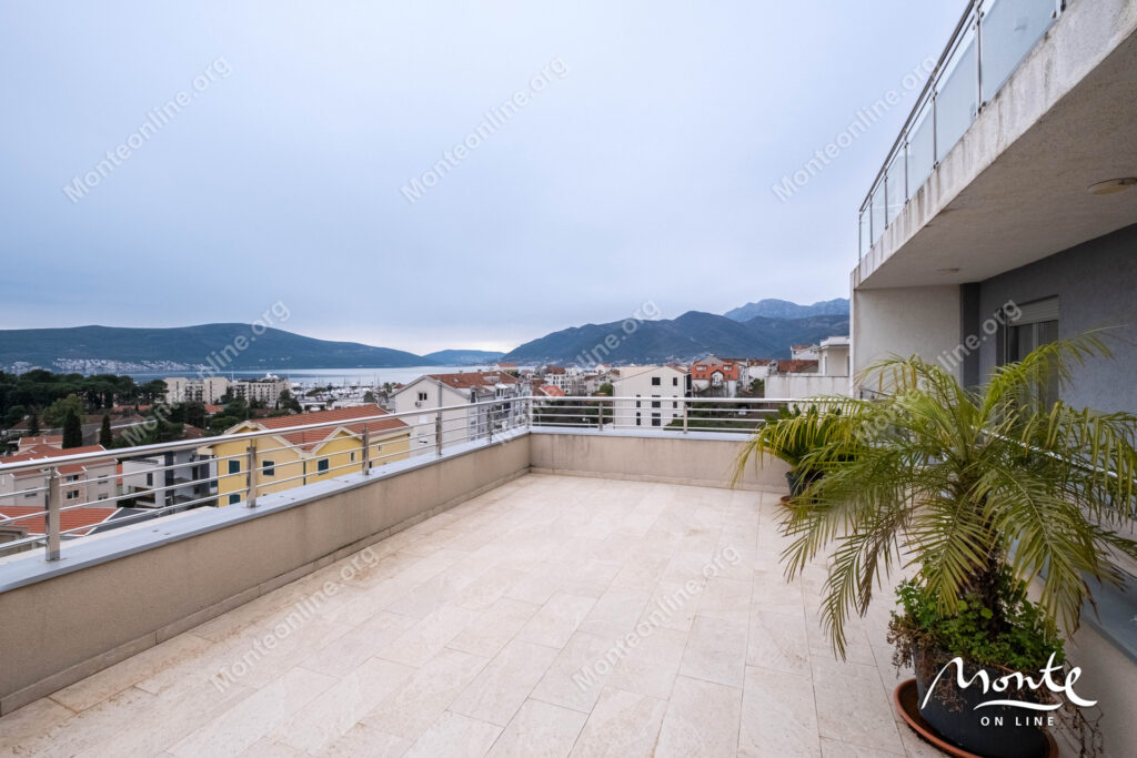 prostornaya kvartira s 2 spalnyami panoramnym vidom na more i bolshoj terrasoj v tivate 01