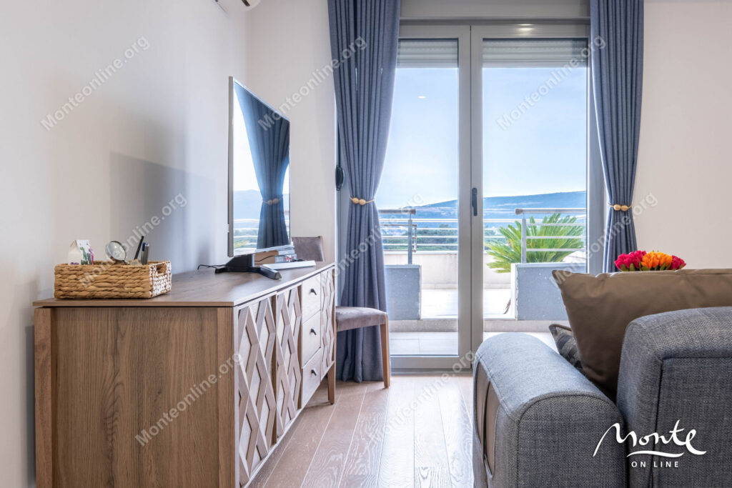 prostornaya kvartira s 2 spalnyami panoramnym vidom na more i bolshoj terrasoj v tivate 05