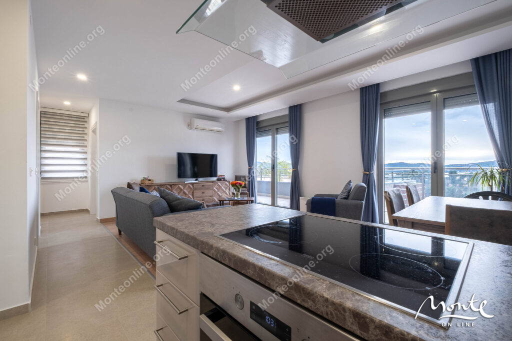 prostornaya kvartira s 2 spalnyami panoramnym vidom na more i bolshoj terrasoj v tivate 08