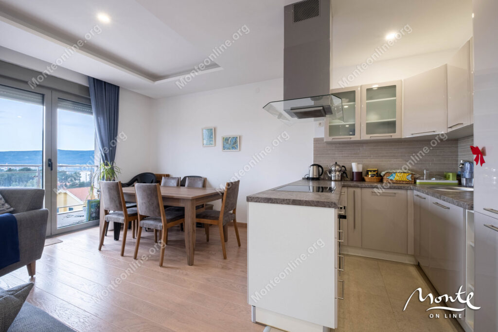 prostornaya kvartira s 2 spalnyami panoramnym vidom na more i bolshoj terrasoj v tivate 10