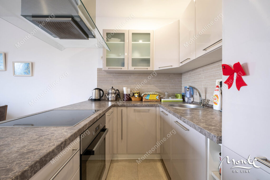 prostornaya kvartira s 2 spalnyami panoramnym vidom na more i bolshoj terrasoj v tivate 11