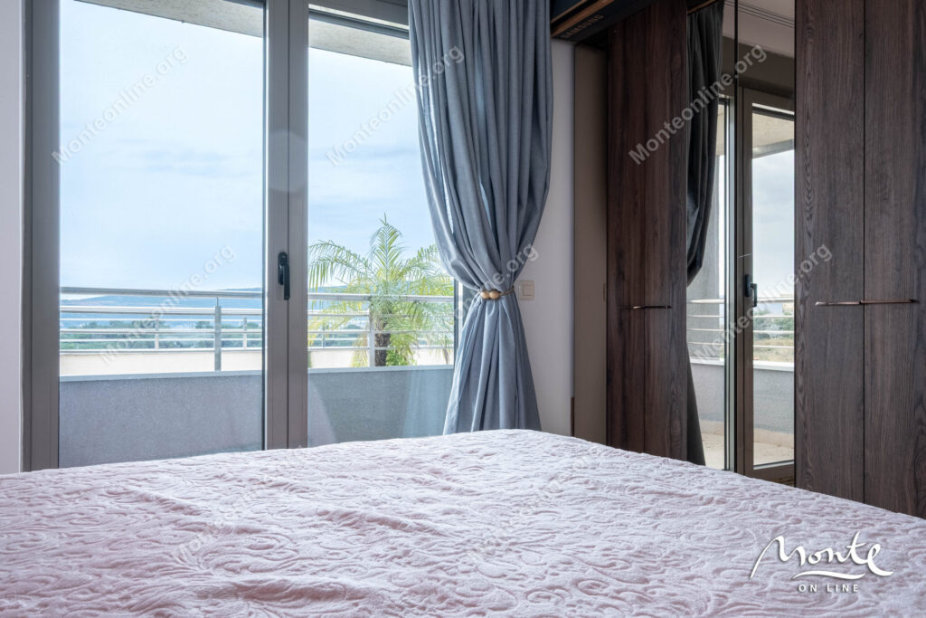 prostornaya kvartira s 2 spalnyami panoramnym vidom na more i bolshoj terrasoj v tivate 13