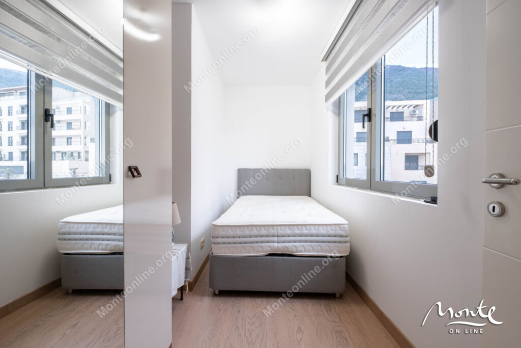 prostornaya kvartira s 2 spalnyami panoramnym vidom na more i bolshoj terrasoj v tivate 15