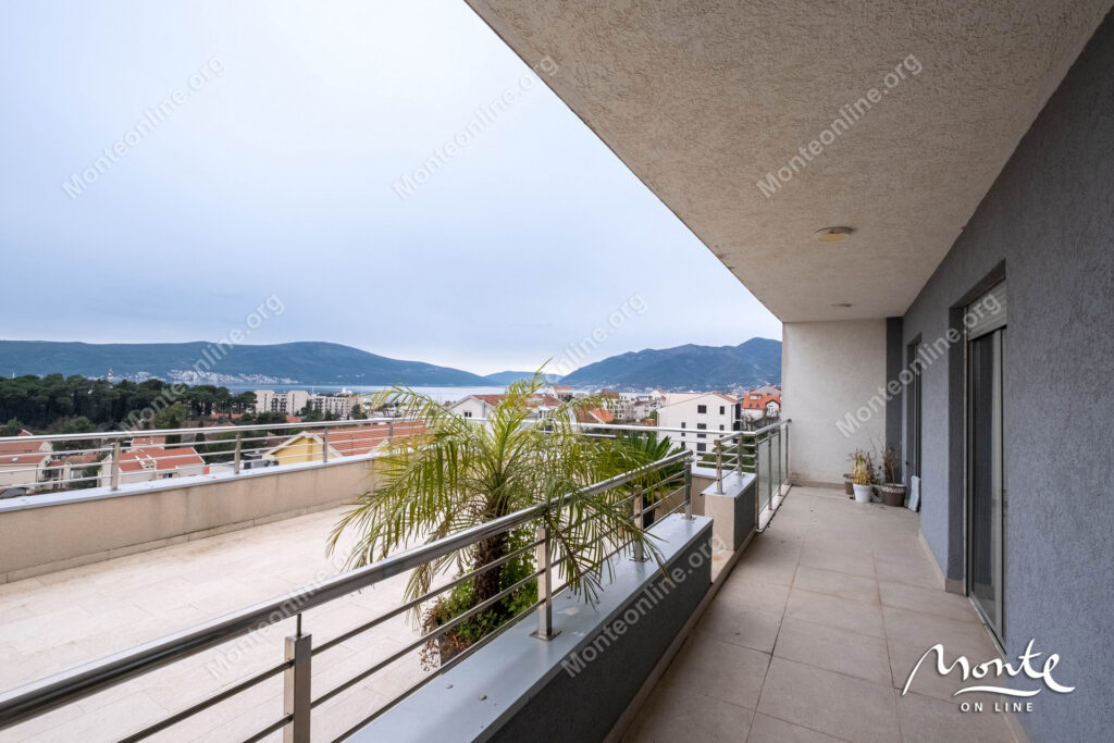 prostornaya kvartira s 2 spalnyami panoramnym vidom na more i bolshoj terrasoj v tivate 17