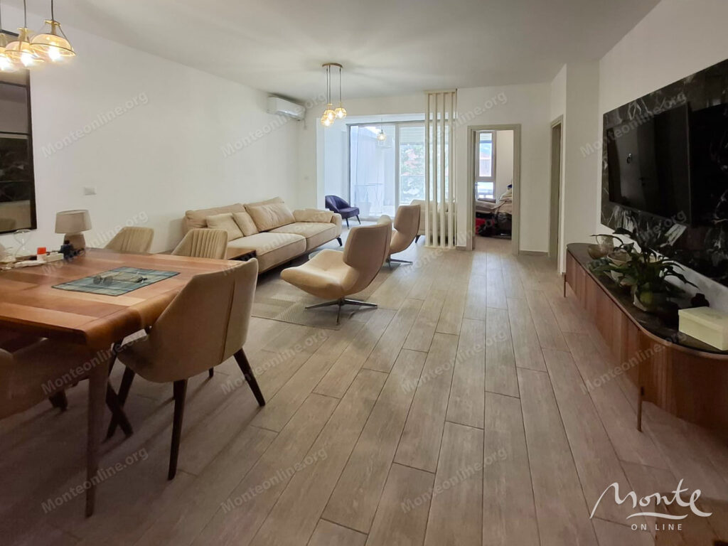 prostornaya kvartira s 3 spalnyami i bolshoj terrasoj v budve 01