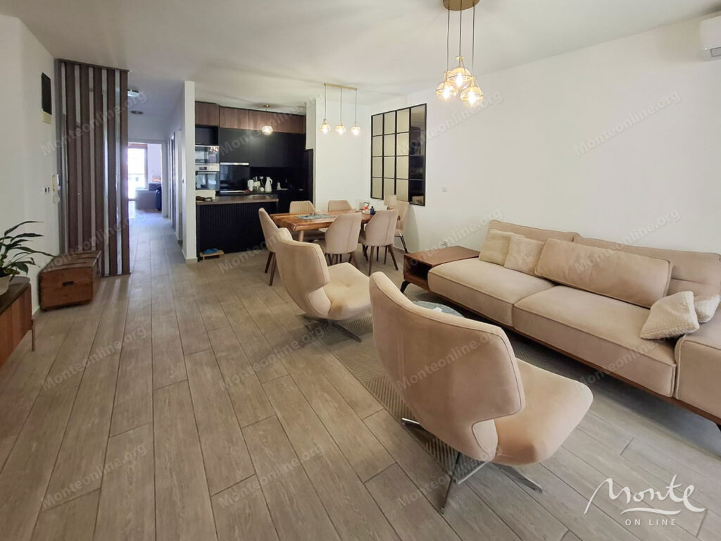 prostornaya kvartira s 3 spalnyami i bolshoj terrasoj v budve 03