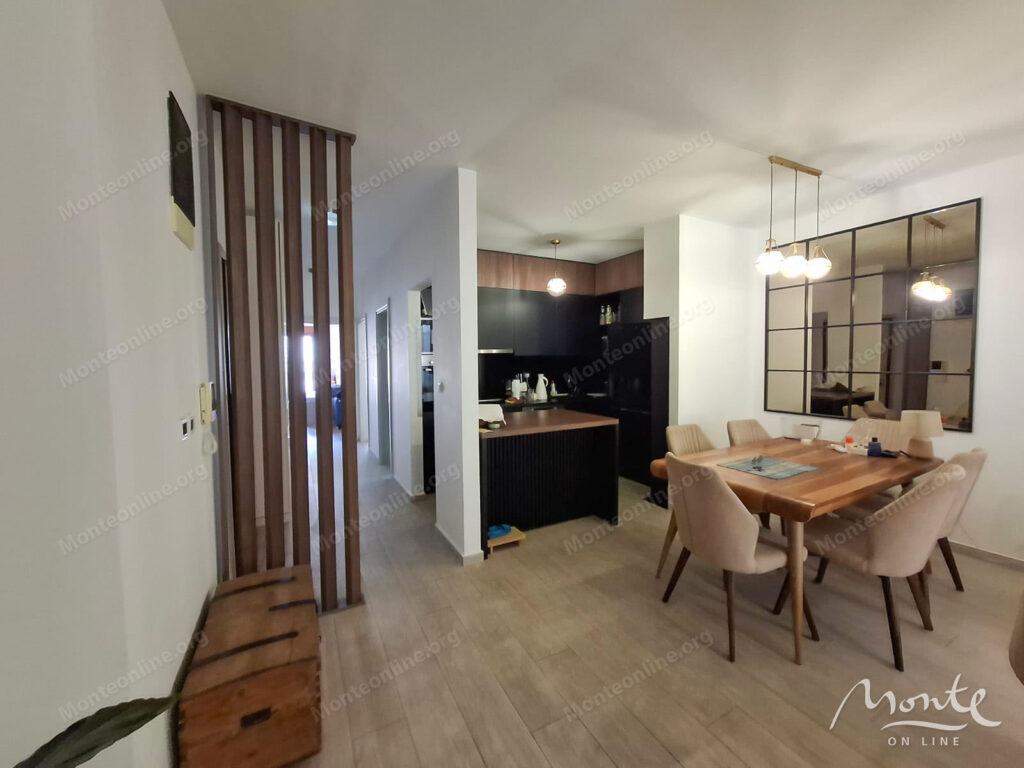 prostornaya kvartira s 3 spalnyami i bolshoj terrasoj v budve 04