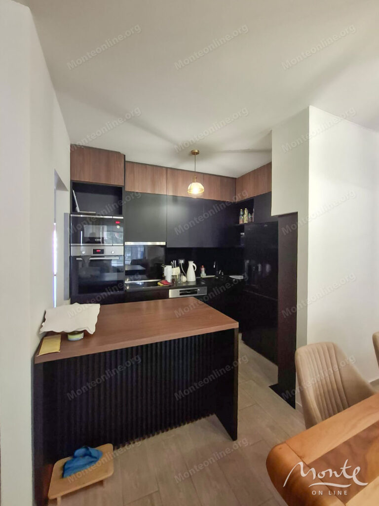 prostornaya kvartira s 3 spalnyami i bolshoj terrasoj v budve 05