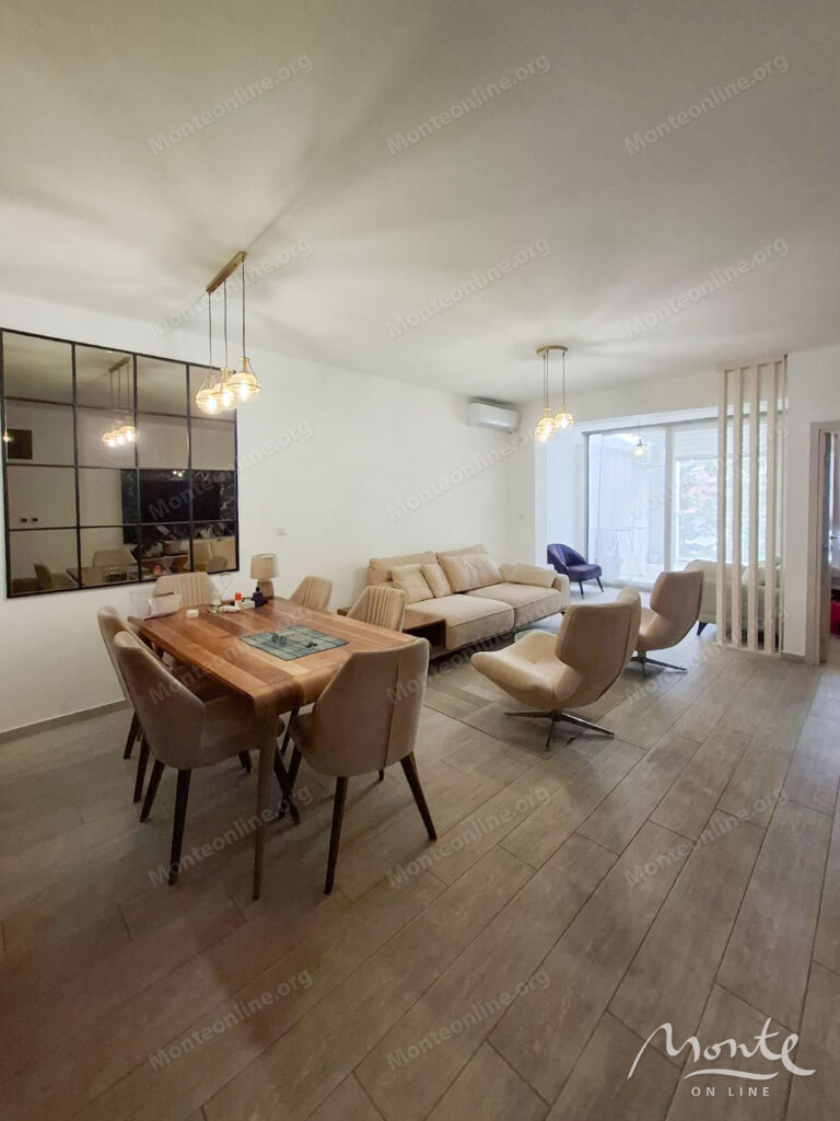 prostornaya kvartira s 3 spalnyami i bolshoj terrasoj v budve 07