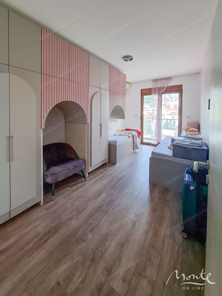 prostornaya kvartira s 3 spalnyami i bolshoj terrasoj v budve 13