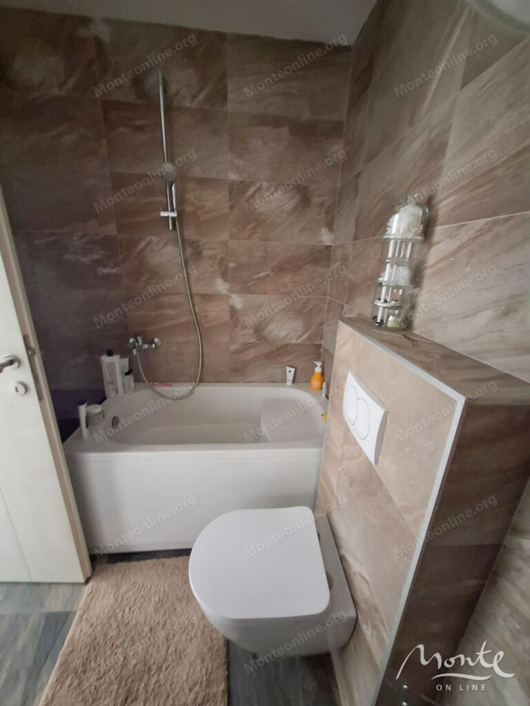 prostornaya kvartira s 3 spalnyami i bolshoj terrasoj v budve 16