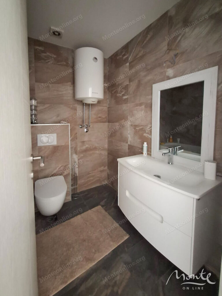 prostornaya kvartira s 3 spalnyami i bolshoj terrasoj v budve 17