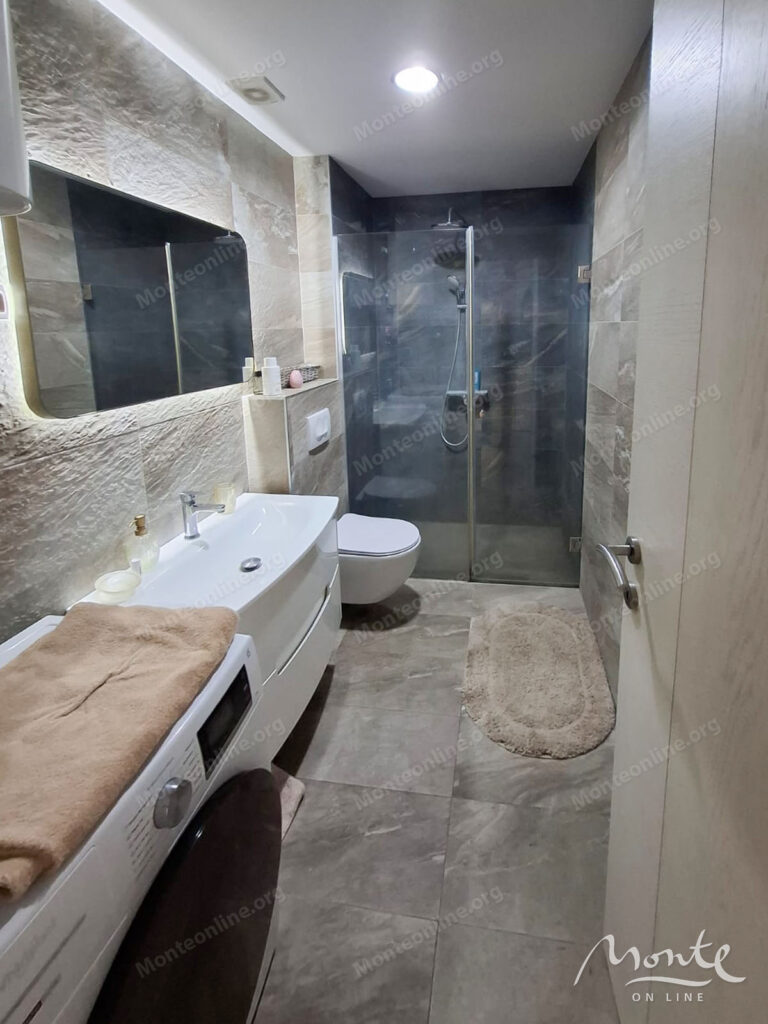 prostornaya kvartira s 3 spalnyami i bolshoj terrasoj v budve 19