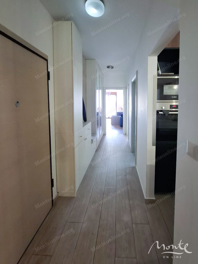 prostornaya kvartira s 3 spalnyami i bolshoj terrasoj v budve 22