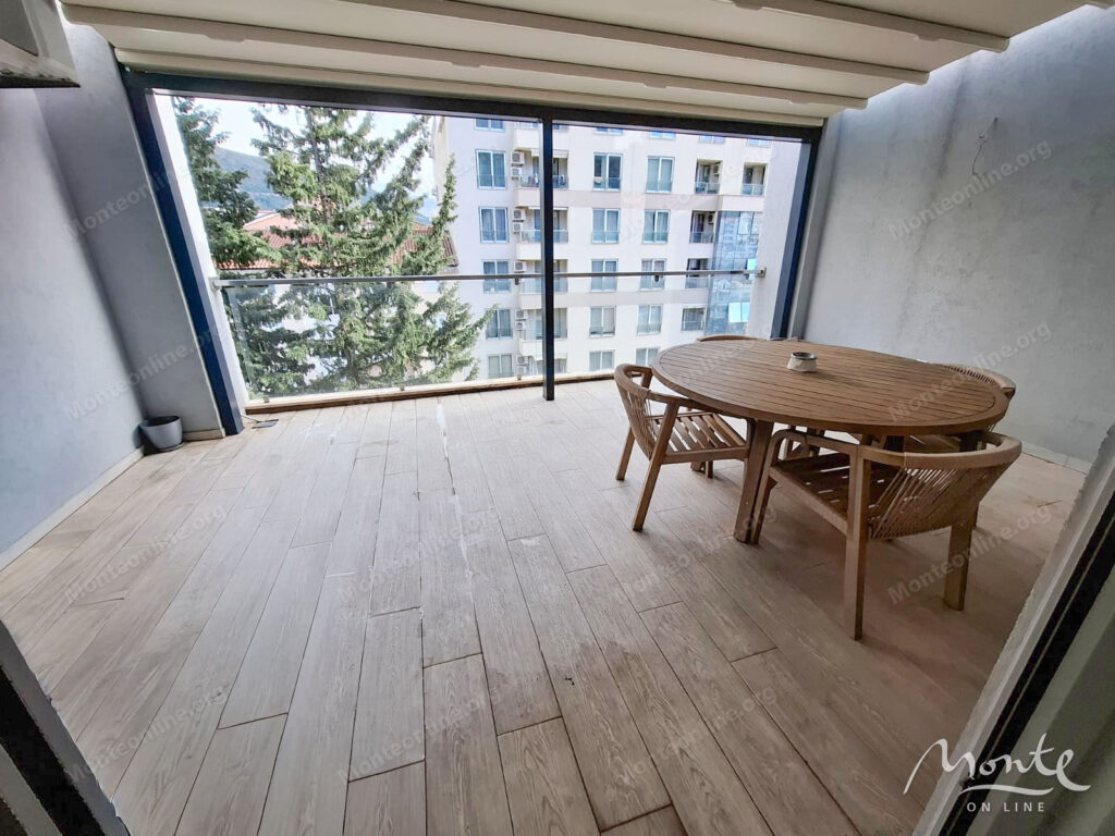 prostornaya kvartira s 3 spalnyami i bolshoj terrasoj v budve 24