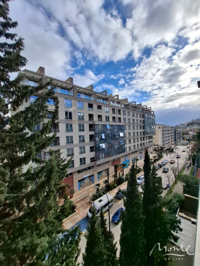 prostornaya kvartira s 3 spalnyami i bolshoj terrasoj v budve 27